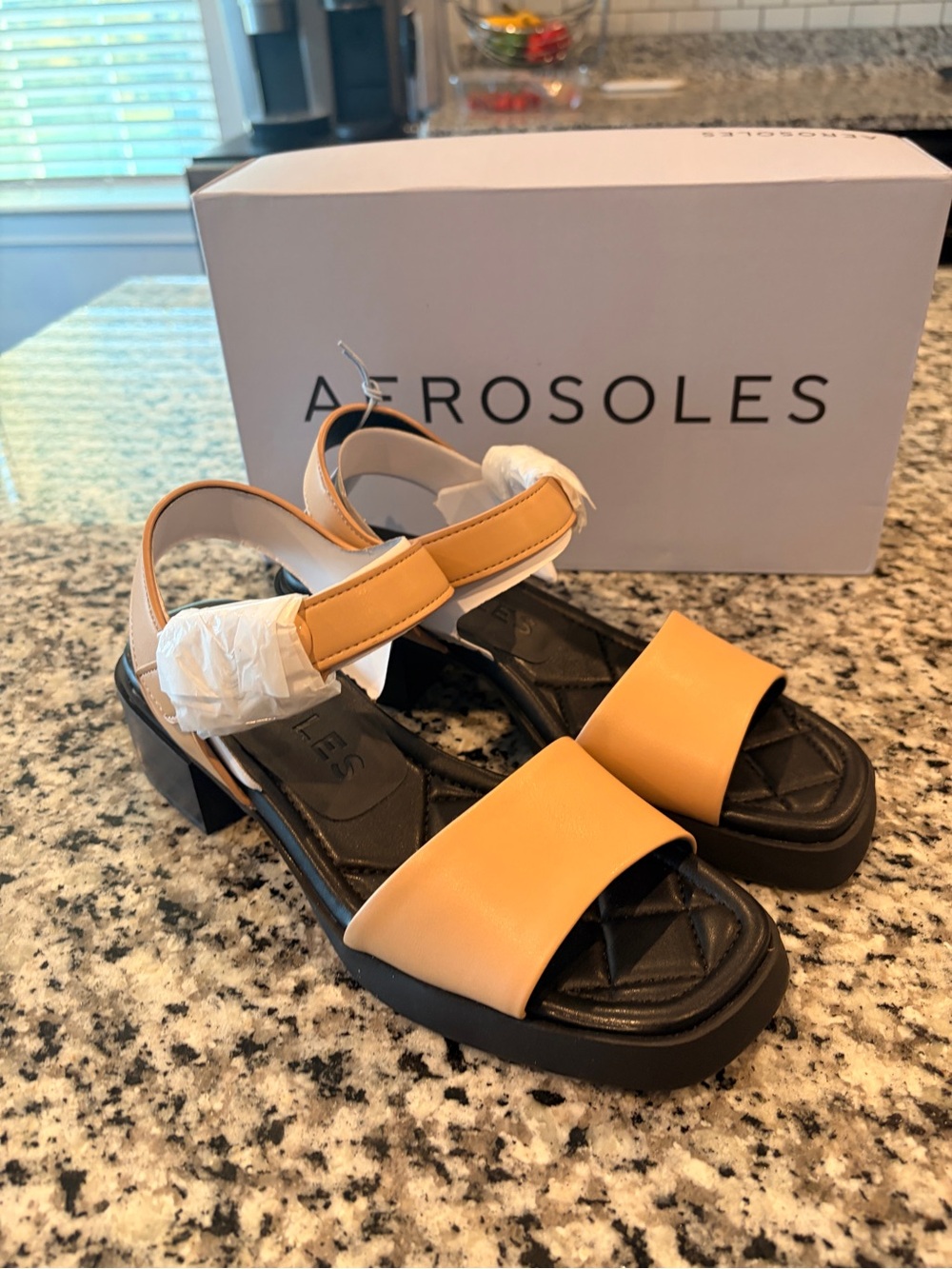 NWT Aerosoles Women's 8 Dorian Tan Block Heel Sandals